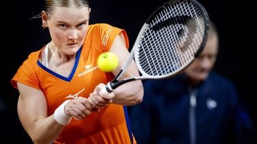 DEN HAAG - Suzan Lamens in haar partij tegen Tatjana Maria tijdens de Billie Jean King Cup tenniswedstrijd, kwalificaties groep F, van Duitsland tegen Nederland. ANP KOEN VAN WEEL