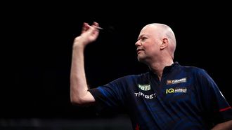 DEN BOSCH - Darter Raymond van Barneveld tijdens kwartfinale van de TOTO Dutch Darts Masters. Tijdens het World Series-toernooi nemen acht Nederlandse darters het op tegen acht internationale topdarters. ANP JEROEN JUMELET