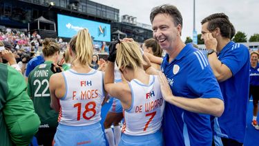 MONCHENGLADBACH - Coach Raoul Ehren en de Nederlandse hockeysters vieren de overwinning op Duitsland na afloop van de finale tussen Nederland en Duitsland op het EK Hockey in het HockeyPark stadion. ANP SEM VAN DER WAL