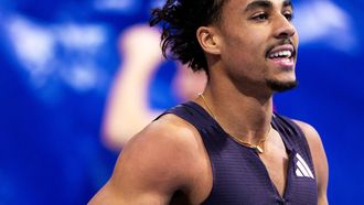 APELDOORN - Job Geerds in actie op de finale 60 meter horde tijdens de tweede dag van de Nederlandse kampioenschappen indooratletiek. ANP IRIS VAN DEN BROEK