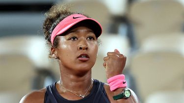 epa11377935 Naomi Osaka of Japan reacts during her Women's Singles 2nd round match against Iga Swiatek of Poland during the French Open Grand Slam tennis tournament at Roland Garros in Paris, France, 29 May 2024.  EPA/CHRISTOPHE PETIT TESSON