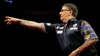 ROTTERDAM - Gary Anderson (Schotland)  speelt tegen Joe Cullen (Engeland) tijdens ronde 7 van de Premier League Of Darts in Ahoy. De Premier League of Darts is een dartscompetitie waarin topspelers het tegen elkaar opnemen en wordt in verschillende steden afgewerkt. ANP ROBIN UTRECHT