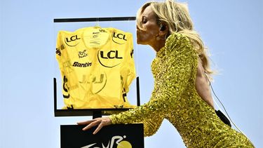 US-Italian entertainer Justine Mattera kisses a display case showcasing the overall leader's yellow jersey during the team presentation for the 111th edition of the Tour de France cycling race, in Florence in Italy, on June 27, 2024. 
Marco BERTORELLO / AFP