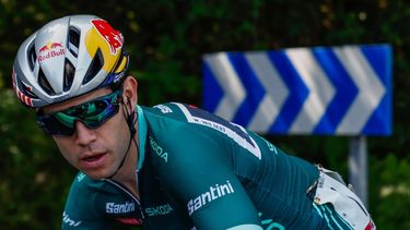 epa11571260 Belgian rider Wout van Aert  of Visma Lease a Bike team in action during the twelth stage of the La Vuelta a Espana cycling race over 137.5km from Ourense Termal to Estacion de Montana de Manzaneda, Spain, 29 August 2024.  EPA/JAVIER LIZON