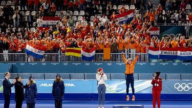 MILAAN - Ragne Wiklund uit Noorwegen, Antoinette Rijpma de Jong en Valerie Maltais uit Canada tijdens de medailleceremonie van de 1500 meter bij het langebaanschaatsen in het Milano Speed Skating Stadium op de Olympische Winterspelen van Milaan. SEM VAN DER WAL / ANP