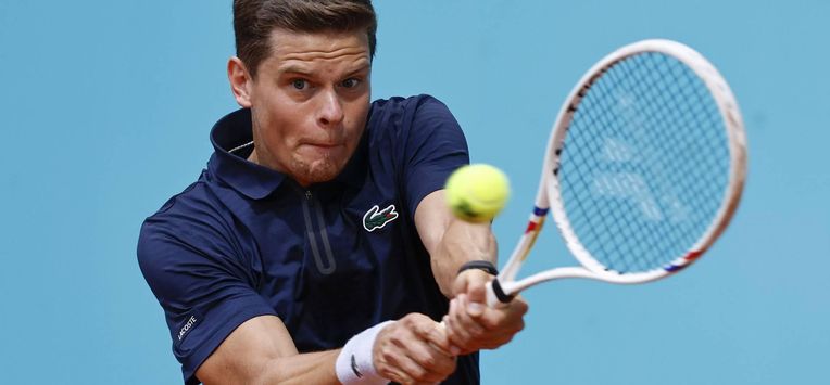 epa12917692 Alexander Blockx of Belgium in action during his round of 32 match against Felix Auger-Aliassime of Canada at the Madrid Open tennis tournament in Madrid, Spain, 27 April 2026.  EPA/SERGIO PEREZ