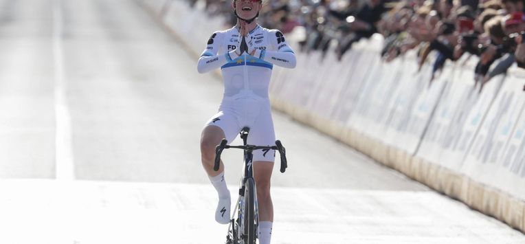 epa12870741 Dutch cyclist Demi Vollering of team FDJ United - Suez crosses the finish line to win the 164,1 kilometres Tour of Flanders one-day cycling race from Oudenaarde to Oudenaarde, in Oudenaarde, Belgium, 05 April 2026.  EPA/OLIVIER MATTHYS
