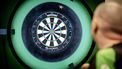 DELFT - Raymond van Barneveld tijdens een test van een nieuwe dartpijl die is ontwikkeld door onderzoekers van de TU Delft. Volgens de onderzoekers gaat het om een dartpijl die bijna 50 procent preciezer is dan een conventionele dartpijl. ANP ROBIN VAN LONKHUIJSEN