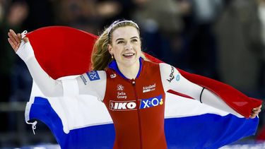 HEERENVEEN - Joy Beune juicht na het winnen van het Nederlandse kampioenschap allround schaatsen tijdens de tweede dag in Thialf. ANP VINCENT JANNINK