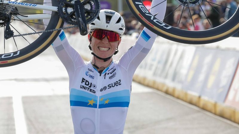 epa12870743 Dutch cyclist Demi Vollering of team FDJ United - Suez celebrates winning the 164,1 kilometres Tour of Flanders one-day cycling race from Oudenaarde to Oudenaarde, in Oudenaarde, Belgium, 05 April 2026.  EPA/OLIVIER MATTHYS