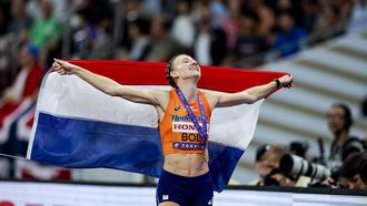 TOKIO - Femke Bol met haar gouden medaille op het onderdeel 400 meter horden tijdens de WK atletiek in het Japan National Stadium. ANP ROBIN VAN LONKHUIJSEN