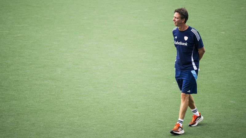 AMSTELVEEN - Bondscoach van de Nederlandse hockeysters Raoul Ehren tijdens een training in het Wagener Stadion in aanloop naar het EK Hockey 2025 in het Duitse Mönchengladbach. ANP FREEK VAN DEN BERGH