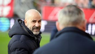 UTRECHT - (l-r) PSV Eindhoven coach Peter Bosz, FC Utrecht coach Ron Jans voorafgaand aan de Nederlandse Eredivisie wedstrijd tussen FC Utrecht en PSV Eindhoven in stadion Galgenwaard op 1 december 2024 in Utrecht, Nederland. ANP OLAF KRAAK