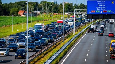 UTRECHT - Verkeer staat vast in de file op de wegen rondom Utrecht. In verband met wegwerkzaamheden en afsluitingen op de A2 en forse drukte lopen de alternatieve routes rond de domstad dicht. De A2 bij Utrecht richting het zuiden is dicht dit weekend, Rijkswaterstaat vervangt onder meer het asfalt daar voor een stillere variant. ANP JOSH WALET