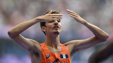 Netherlands' Stefan Nillessen celebrates after crossing the finish line in the men's 1500m heat of the athletics event at the Paris 2024 Olympic Games at Stade de France in Saint-Denis, north of Paris, on August 2, 2024. 
Jewel SAMAD / AFP