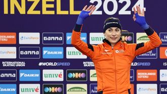 epa11207778 First placed Femke Kok of Netherlands smiles on the podium after the Women’s 500m Sprint at the ISU Speed Skating Allround World Championships in Inzell, Germany, 08 March 2024.  EPA/ANNA SZILAGYI
