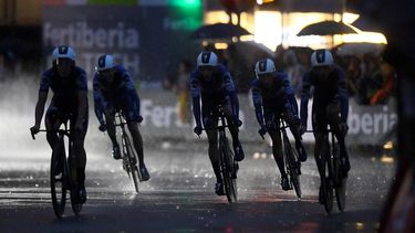 2023-08-26 21:35:47 Team Soudal-Quick-Step ride during the first stage of the 2023 La Vuelta cycling tour of Spain, a 14,8 km team time-trial in Barcelona, on August 26, 2023. 
Pau BARRENA / AFP