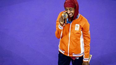 PARIJS - Sifan Hassan met haar gouden medaille op het podium tijdens de slotceremonie van de Olympische Zomerspelen in Stade de France.  ANP KOEN VAN WEEL