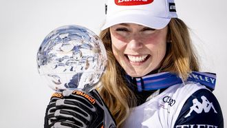 epa12846127 Mikaela Shiffrin of the USA celebrates with the women's Slalom overall winner's crystal globe trophy at the Lillehammer FIS Alpine Skiing World Cup Finals, in Hafjell, Norway, 24 March 2026.  EPA/JEAN-CHRISTOPHE BOTT