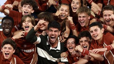 Spain's Carlos Alcaraz celebrates with ball boys and girls after winning against Italy's Jannik Sinner at the end of their men's singles final match on day 15 of the French Open tennis tournament on Court Philippe-Chatrier at the Roland-Garros Complex in Paris on June 8, 2025. 
Thibaud MORITZ / AFP