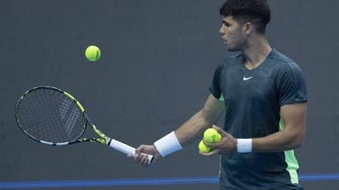 2023-10-01 17:02:19 epa10893483 Carlos Alcaraz of Spain prepares to serve against Lorenzo Musetti of Italy during their second round match at the China Open tennis tournament, in Beijing, China, 01 October 2023.  EPA/ANDRES MARTINEZ CASARES