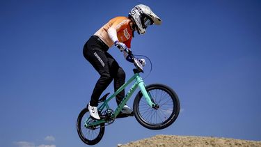 ARNHEM - Laura Smulders in actie tijdens de vierde wedstrijd om de wereldbeker BMX. ANP ROBIN VAN LONKHUIJSEN