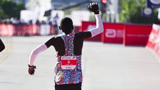 epa12449027 Jacob Kiplimo of Uganda gestures after winning the Chicago Marathon in Chicago, Illinois, USA, 12 October 2025. Some 53 thousand runners participated in the 2025 Chicago Marathon.  EPA/MATT MARTON