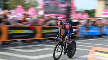 2022-05-07 15:41:00 epa09932040 British rider Ben Tulett of UCI WorldTeam Ineos Grenadiers in action during the second stage of the 105th Giro d'Italia cycling tour, an individual time trial over 9.2km in Budapest, Hungary, 07 May 2022.  EPA/Tibor Illyes HUNGARY OUT