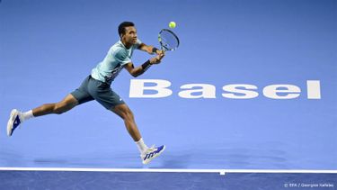 2023-10-29 18:05:13 epa10947641 Canada's Felix Auger-Aliassime in action against Poland's Hubert Hurkacz during their final match at the Swiss Indoors tennis tournament at the St. Jakobshalle in Basel, Switzerland, 29 October 2023.  EPA/GEORGIOS KEFALAS