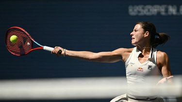 USA's Emma Navarro hits a return to Spain's Paula Badosa during their women's quarterfinals match on day nine of the US Open tennis tournament at the USTA Billie Jean King National Tennis Center in New York City, on September 3, 2024. 
ANGELA WEISS / AFP