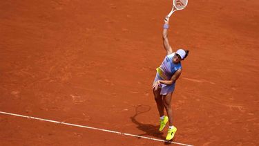 Poland's Iga Swiatek serves to Slovakia’s Rebecca Sramkova during their women's singles match on day 2 of the French Open tennis tournament on Court Philippe-Chatrier at the Roland-Garros Complex in Paris on May 26, 2025. 
Dimitar DILKOFF / AFP
