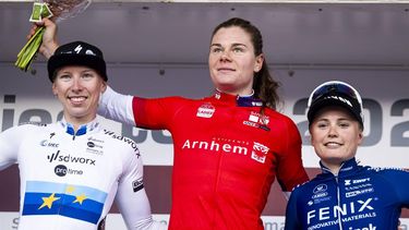 ARNHEM - (L-r) Lorena Wiebes (tweede), Lotte Kopecky (eerste), Martha Truyen (derde) op het podium na laatste etappe van de Simac Ladies Tour wielrennen. ANP IRIS VAN DEN BROEK