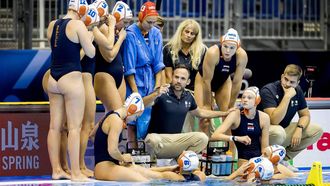 2023-07-24 17:02:34 FUKUOKA - Coach Evangelos Doudesis van Nederland met zijn team tijdens de kwartfinale tegen Canada van het WK waterpolo in Japan. ANP KOEN VAN WEEL