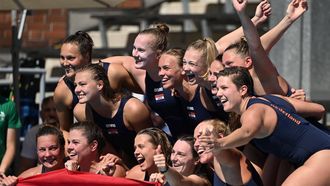 epa10047743 Dutch players celebrate after winning the women's Water Polo bronze medal match between Italy and the Netherlands at the 19th FINA World Aquatics Championships in Hajos Alfred National Sports Swimming Pool in Budapest, Hungary, 02 July 2022.  EPA/Tibor Illyes HUNGARY OUT