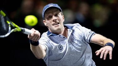 ROTTERDAM - Botic van de Zandschulp (NED) in actie tegen Carlos Alcaraz (ESP) op de tweede dag van het ABN AMRO Open tennistoernooi in Ahoy. ANP SANDER KONING