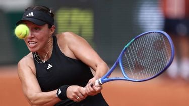 US Jessica Pegula plays a backhand return to US Ann Li during their women's singles match on day 5 of the French Open tennis tournament on Court Philippe-Chatrier at the Roland-Garros Complex in Paris on May 29, 2025. 
ALAIN JOCARD / AFP