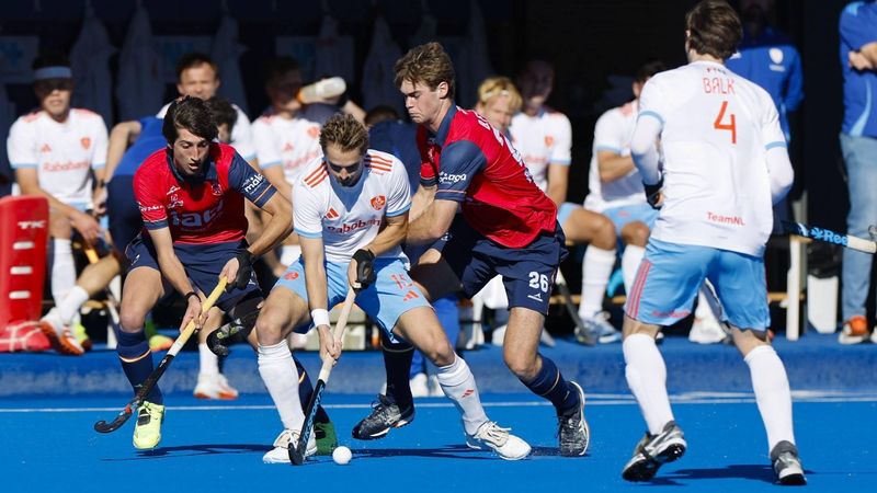 epa12715580 Nicolas Alvarez (L) and Bruno Font (3-L) of Spain face David Huussen (2-L) of the Netherlands during their men's FIH Pro League field hockey game in Valencia, eastern Spain, 08 February 2026.  EPA/KAI FORSTERLING