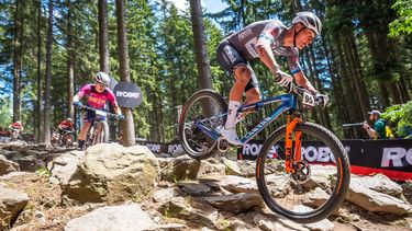 epa12133798 Mathieu van der Poel from Belgium competes in the Cross Country Short Track Elite Men UCI XCC Mountain Bike World Series race in Nove Mesto na Morave, Czech Republic, 25 May 2025.  EPA/MAXIME SCHMID