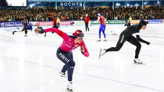 HEERENVEEN - Suzanne Schulting, Jutta Leerdam (l-r) in actie op de 500 meter tijdens de eerste dag van het Nederlandse kampioenschap sprint schaatsen in Thialf. ANP VINCENT JANNINK
