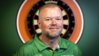 RIJSWIJK - Raymond van Barneveld tijdens de teampresentatie van de TOTO Dart Kings. De darters Raymond van Barneveld, Michael van Gerwen, Dirk van Duijvenbode, Danny Noppert en Vincent van der Voort doen als team mee aan darttoernooi Dutch Masters. ANP RAMON VAN FLYMEN