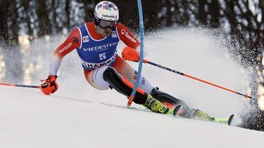 epa11125332 Daniel Yule of Switzerland in action during the Men's Slalom race at the FIS Alpine Skiing World Cup event in Chamonix, France, 04 February 2024.  EPA/SEBASTIEN NOGIER