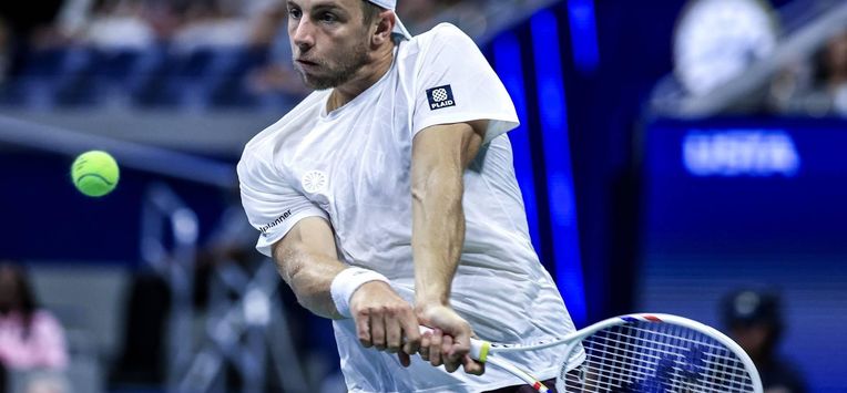 epa13203482 Tallon Griekspoor of Netherlands in action against Ben Shelton of USA during the Men's Singles first round of the US Open Tennis Championships in Flushing Meadows, New York, USA, 31 August 2026.  EPA/CRISTOBAL HERRERA-ULASHKEVICH