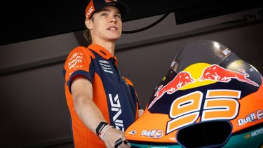 ASSEN - Collin Veijer (NED) bij zijn Kalex in de pitbox voor de Moto2 training voorafgaand aan de 95e editie van de TT van Assen. VINCENT JANNINK / ANP