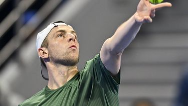 epa11908496 Tallon Griekspoor of the Netherlands in action against Matteo Berrettini of Italy during their round of 16 match at the ATP Qatar Open tennis tournament in Doha, Qatar, 19 February 2025.  EPA/NOUSHAD THEKKAYIL