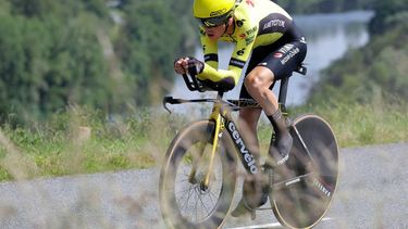 Team Visma's US rider Sepp Kuss competes in the fourth stage of the 76th edition of the Criterium du Dauphine cycling race, 34,4km individual time trial between Saint-Germain-Laval and Neulise, central France, on June 5, 2024. 
Thomas SAMSON / AFP