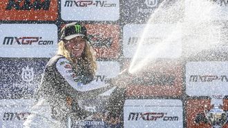 ARNHEM - Winnares Lotte van Drunen juicht tijdens de podiumceremonie van de tweede race van de WMX race van 16e ronde van het FIM Motocross Wereldkampioenschap 2023. ANP VINCENT JANNINK