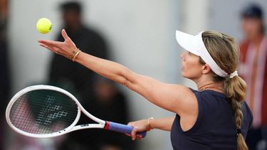 US Danielle Collins serves to Britain's Jodie Burrage during their women's singles match on day 2 of the French Open tennis tournament at the Roland-Garros Complex in Paris on May 26, 2025. 
Dimitar DILKOFF / AFP