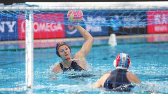 epa12230733 Simone Van de Kraats of the Netherlands (L) in action against Julieta Auliel of Argentina (R) during the Women's Water Polo match between Netherlands and Argentina at the World Aquatics Championships Singapore 2025 in Singapore, 11 July 2025.  EPA/HOW HWEE YOUNG