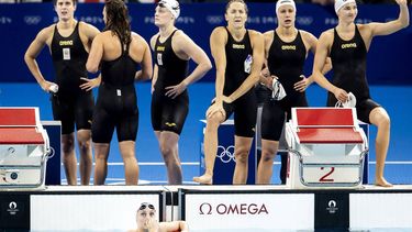 PARIJS - Sam van Nunen, Kim Busch, Marrit Steenbergen en Tessa Giele na afloop van de 4x100 vrij tijdens de Olympische Spelen in de Franse hoofdstad. ANP KOEN VAN WEEL