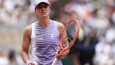 Poland's Iga Swiatek reacts as she plays against Ukraine's Marta Kostyuk during their women's singles match on day 8 of the French Open tennis tournament on Court Philippe-Chatrier at the Roland-Garros Complex in Paris on May 31, 2026. 
Anne-Christine POUJOULAT / AFP